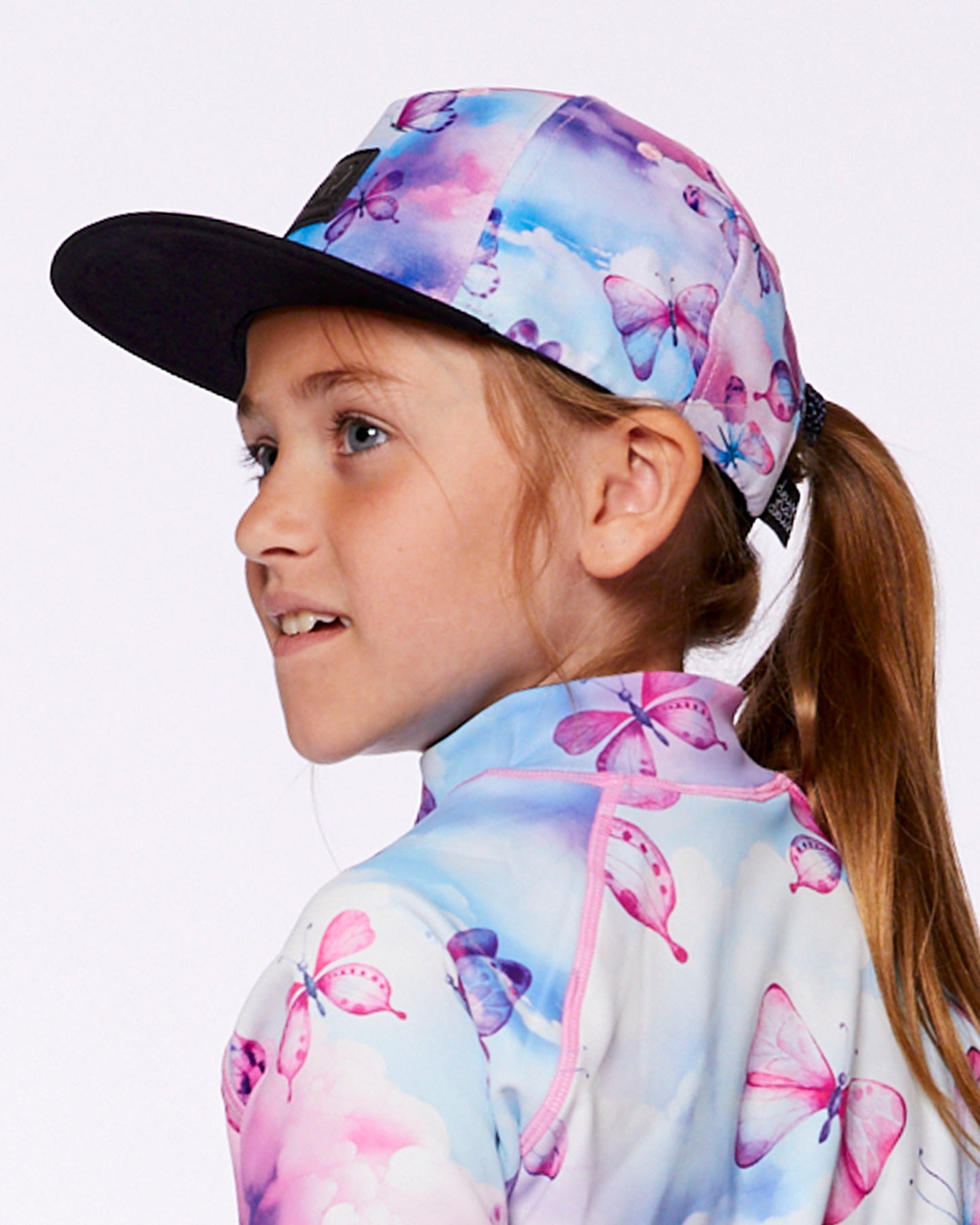 Casquette imprimée avec papillons sur fond noir et multicolore G30VGC