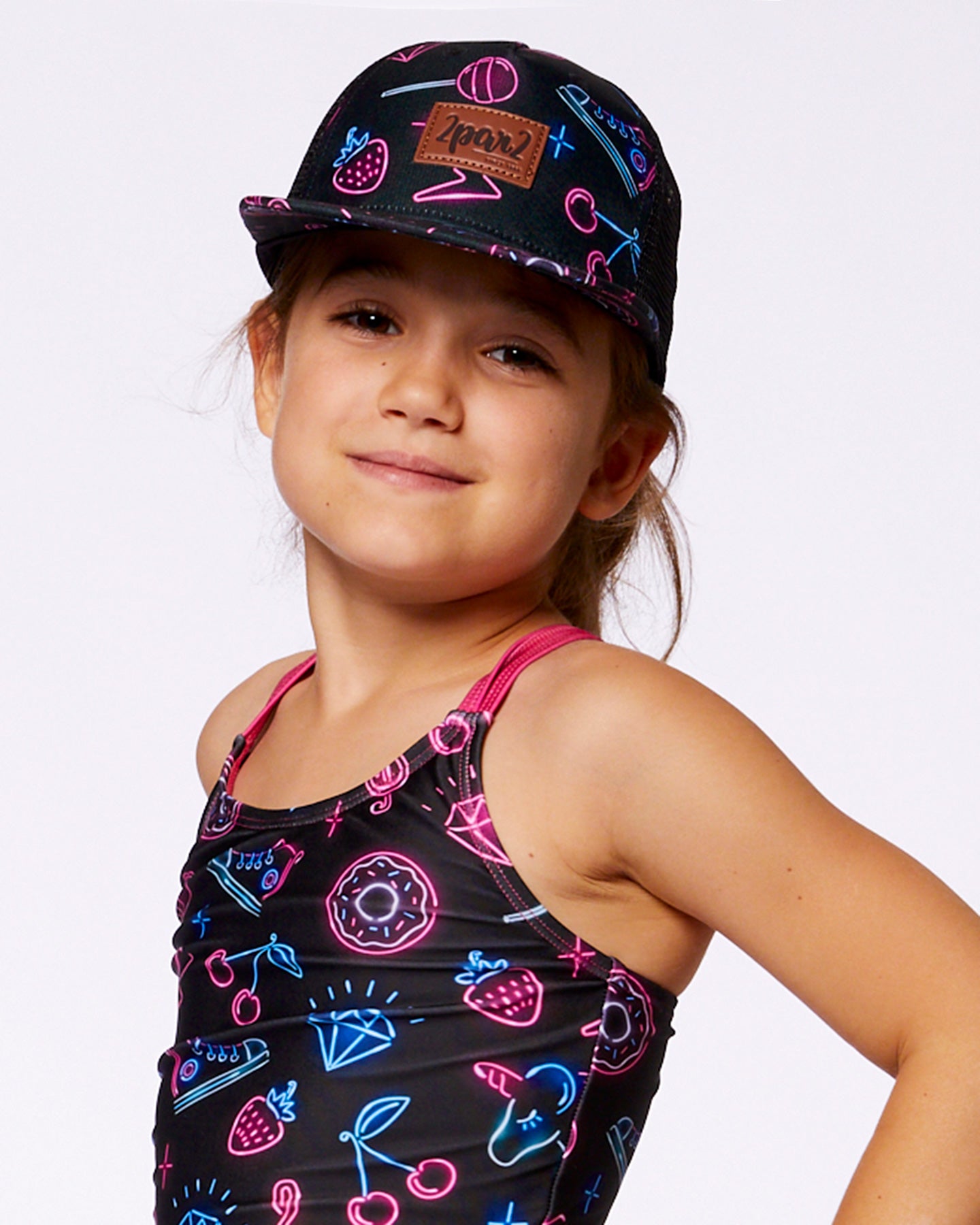 Casquette imprimée noire avec éléments bleus et roses G30VGC