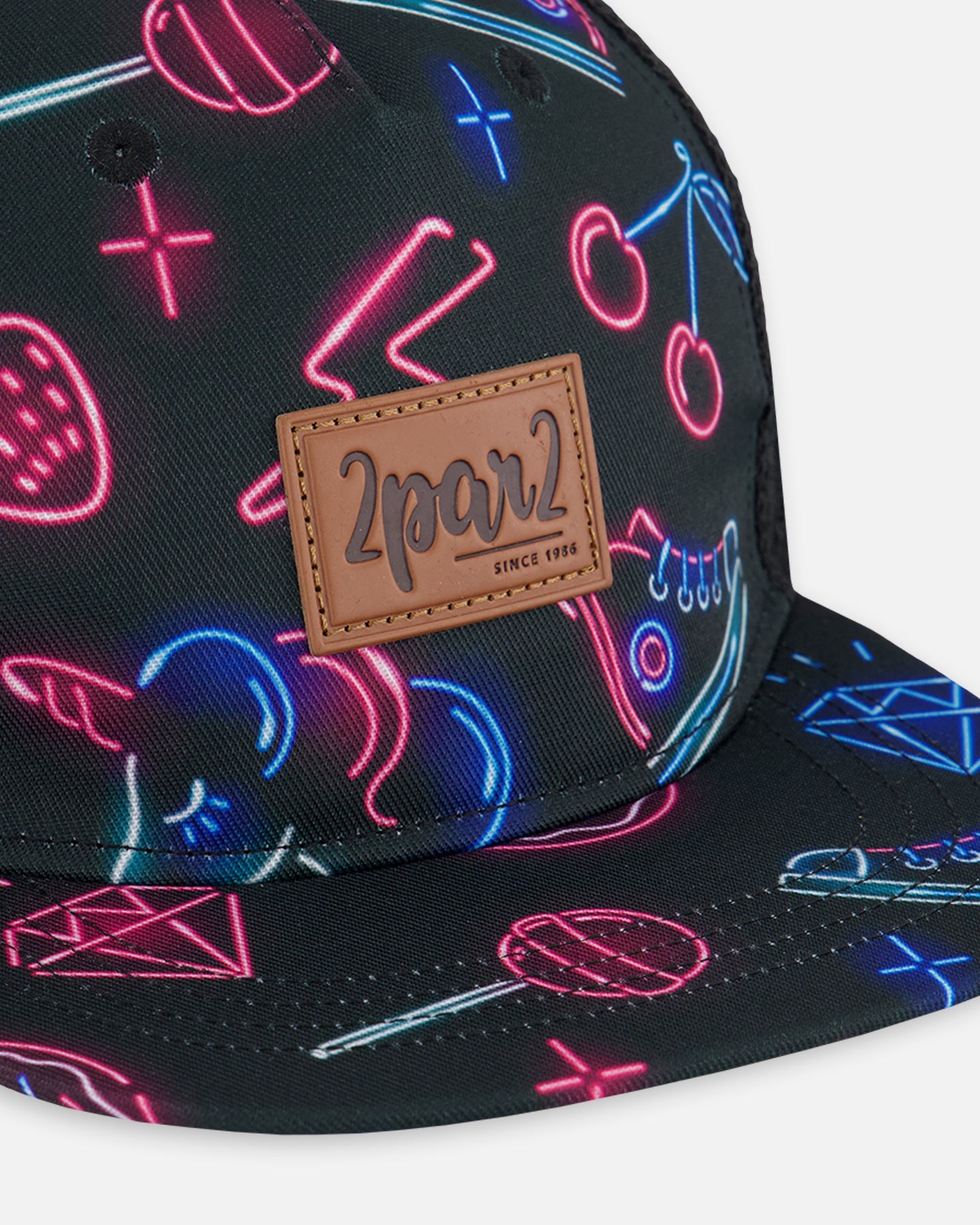 Casquette imprimée noire avec éléments bleus et roses G30VGC