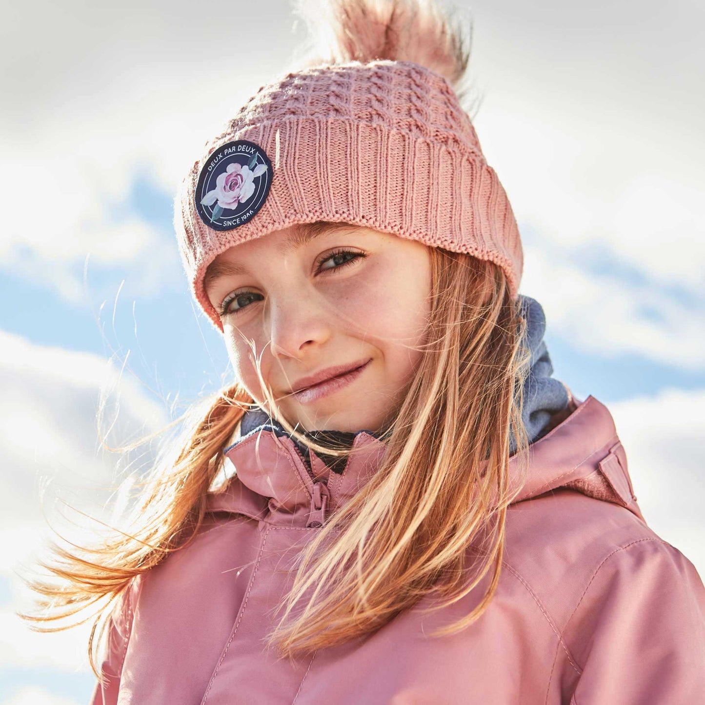 Chapeau en tricot de mailles torsadées rose E10ZD01