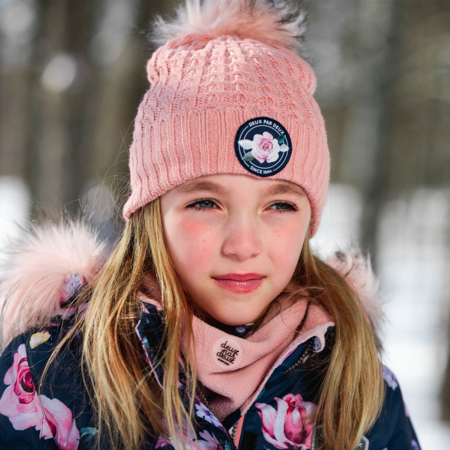 Chapeau en tricot de mailles torsadées rose E10ZD01