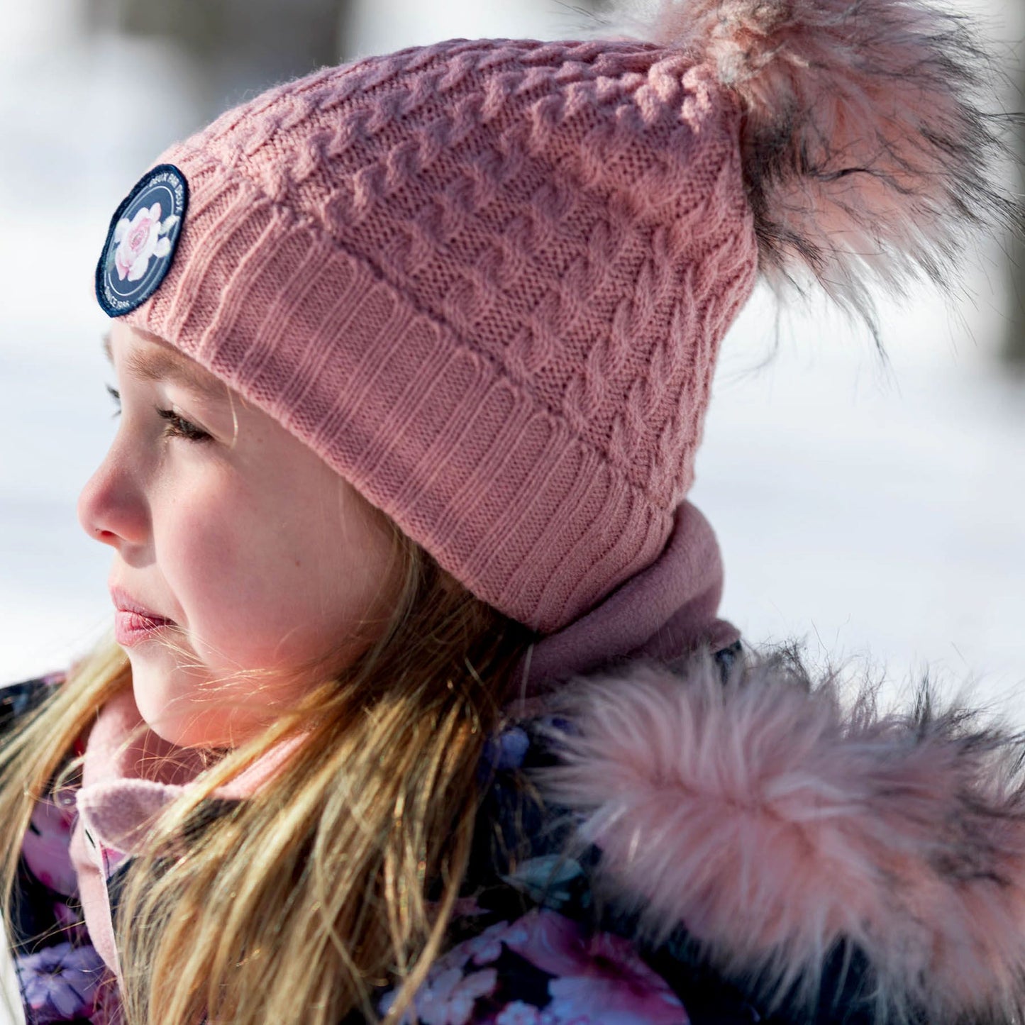 Chapeau en tricot de mailles torsadées rose E10ZD01