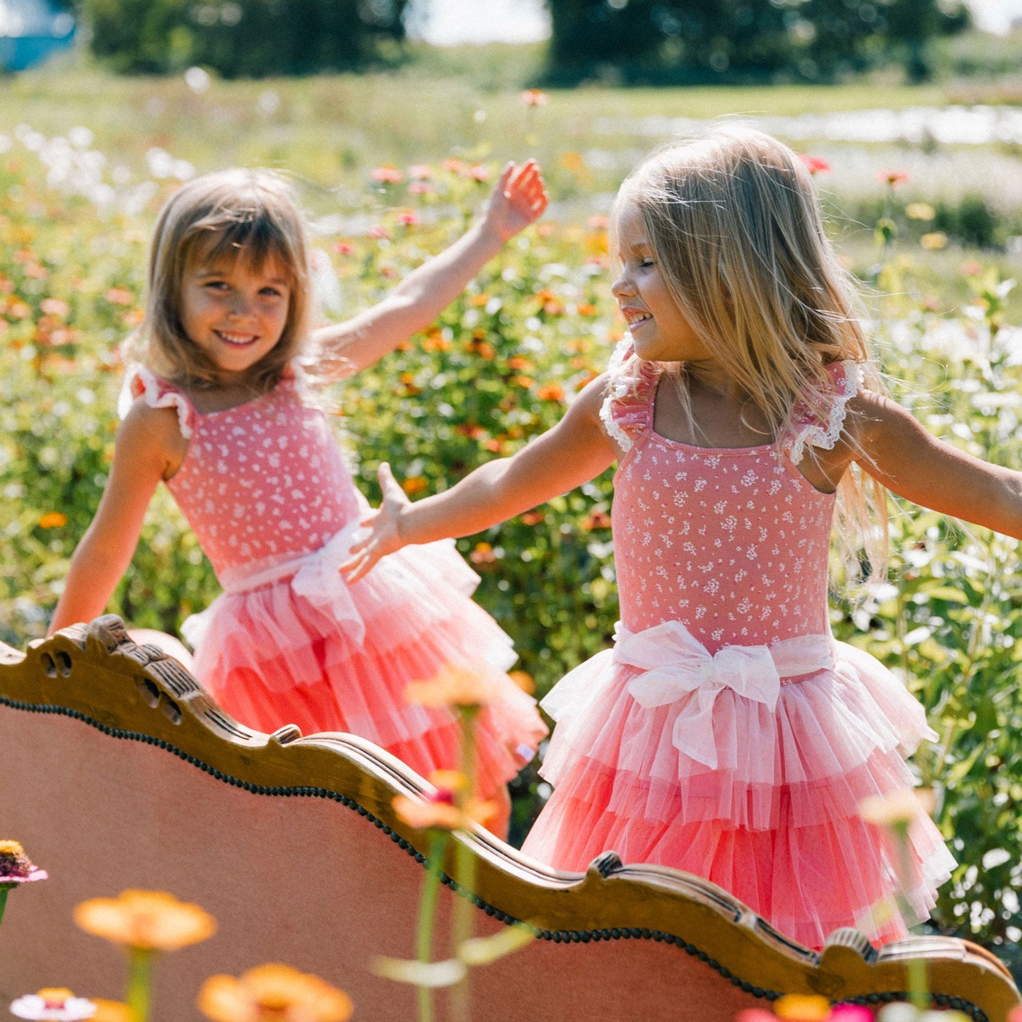 Robe sans manches rose cannelle avec imprimé de petites fleurs et multi-étages de tulle E30H93