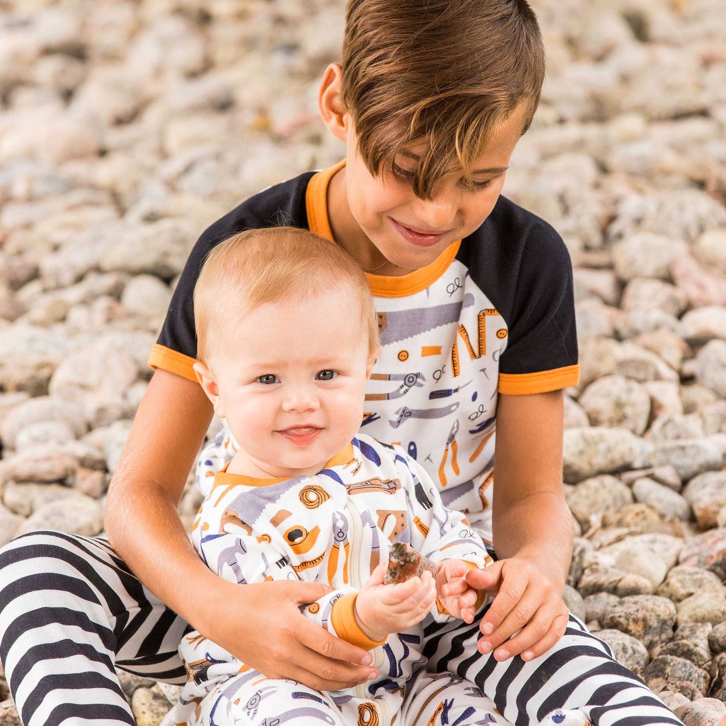Pyjama une-pièce blanc cassé avec imprimé d'outils en coton biologique E30PA40