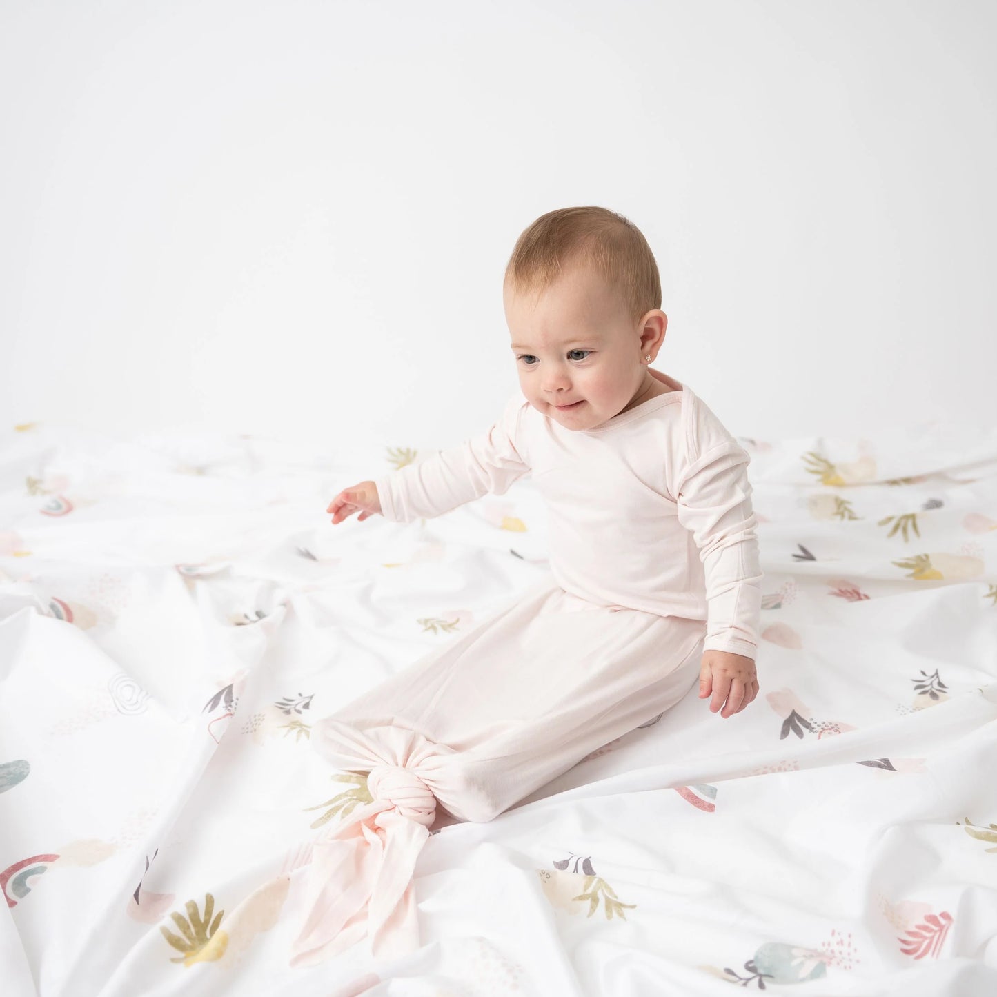 Boutique Petites Fleurs - Dormeuse à nœud pour bébé Komfies Rose blush