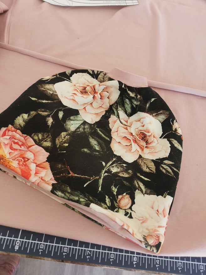 Tuque à couette réversible Fleurs et Rose uni ****PRÉ-COMMANDE***